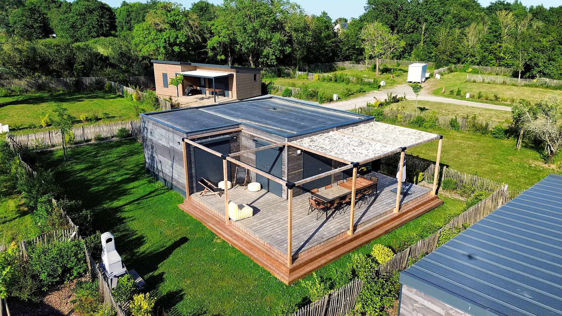 Vue aérienne d'une terrasse bois avec pergola et garde-corps réalisée par Pépé Bois